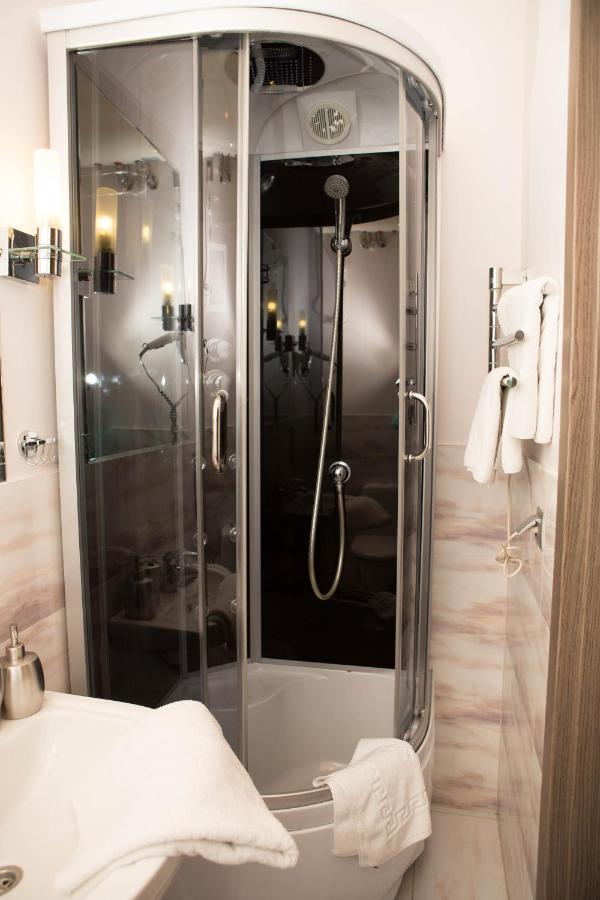 Mini Elegant Hotel เคียฟ ภายนอก รูปภาพ